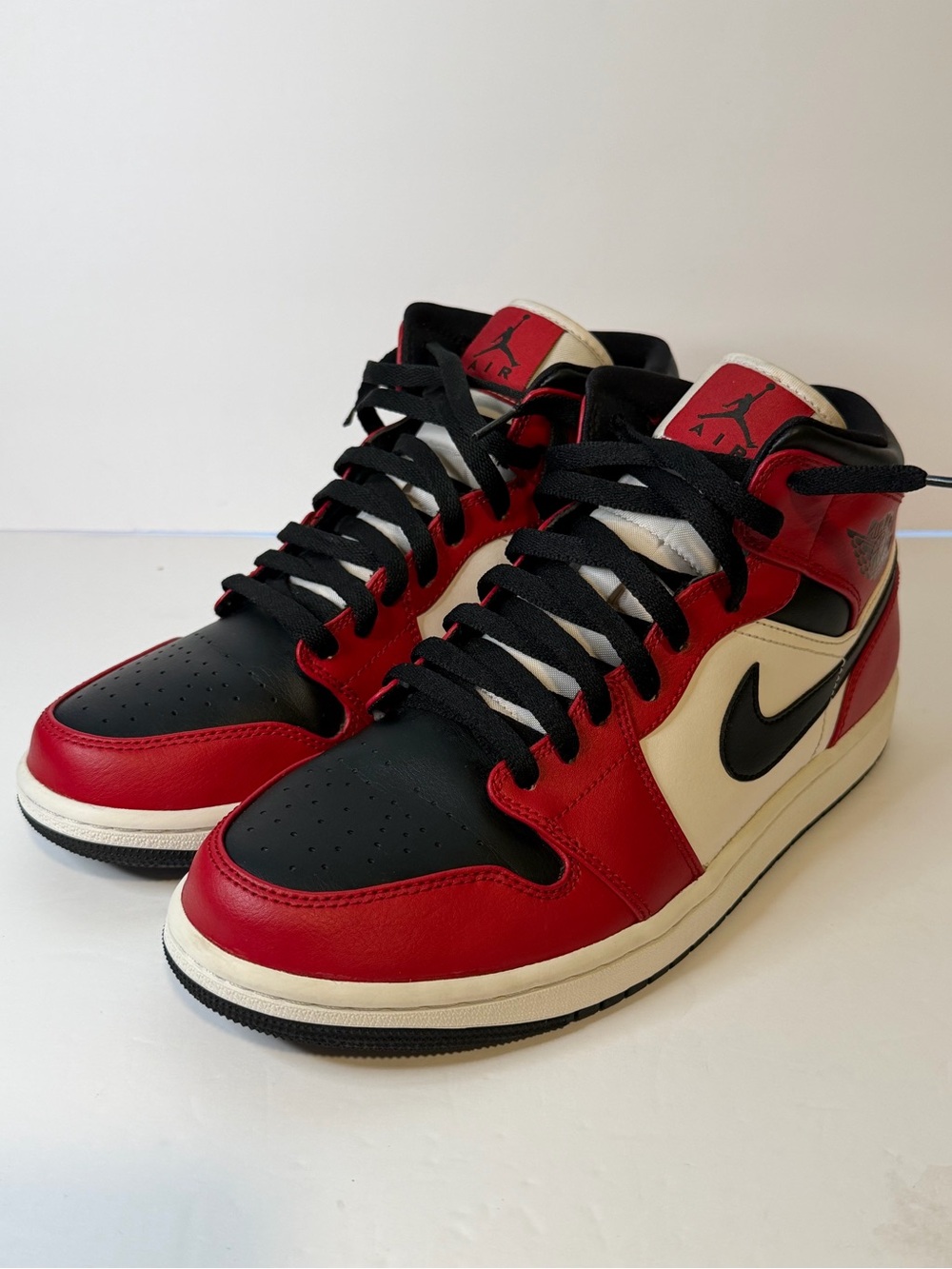 Jordan 1 MID Chicago black toe Basketball Sneakers - Red Black Size 9